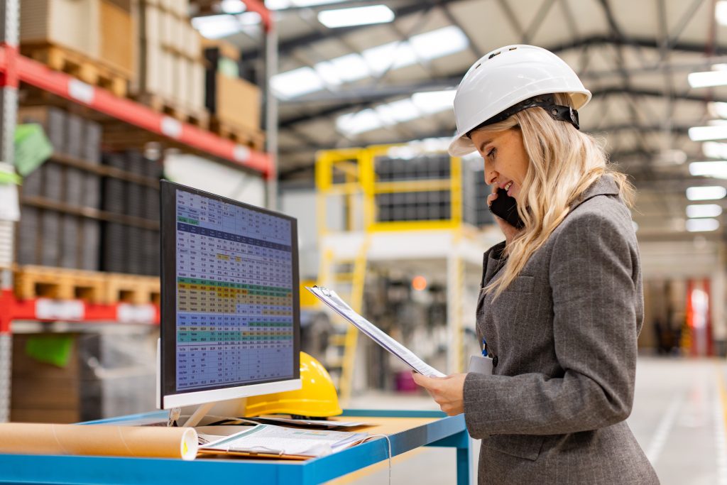 Ilustraciòn sobre operario realizando un pedio a proveedores mediante llamada por su móvil