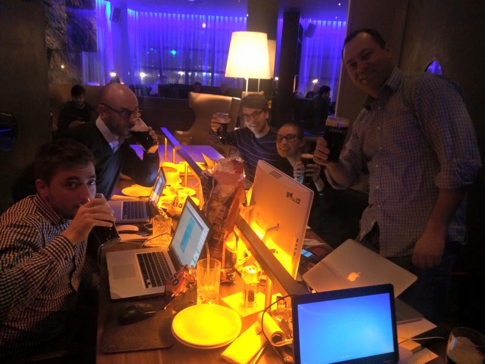 Programadores en una Code-A-Thons. La modalidad consiste en juntarse a programar durante 24 horas seguidas en un proyecto y darle un impulso único. La misma fue tomada en el lobby de un Hotel de Irlanda.