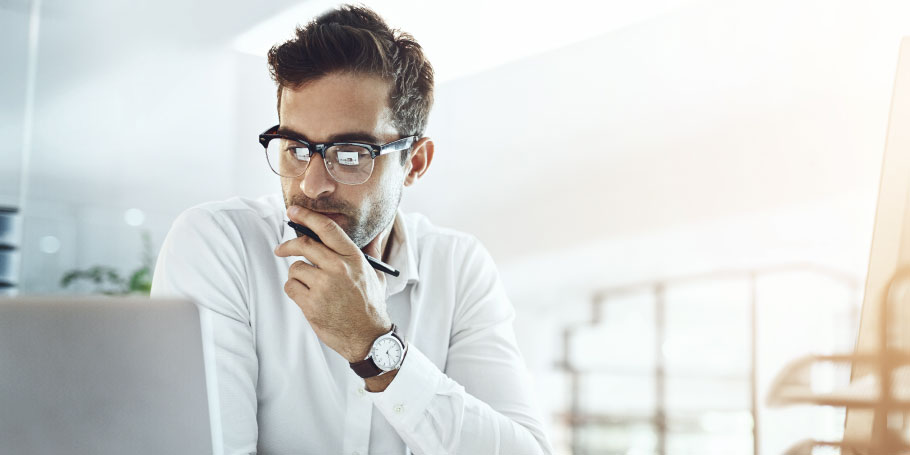 Hombre utilizando computadora portátil armando su  presupuesto